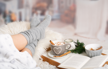 Filiżanka, kocyk, film – idealne zimowe hygge 🩵